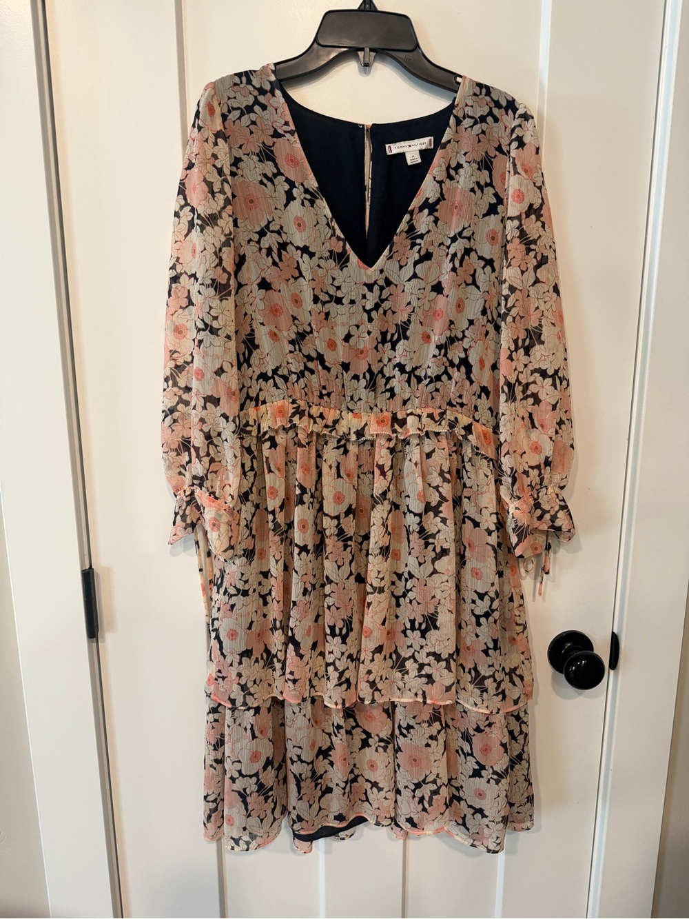 Women’s Tommy Hilfiger V-Neck Tiered Chiffon Floral Dress in Size Medium